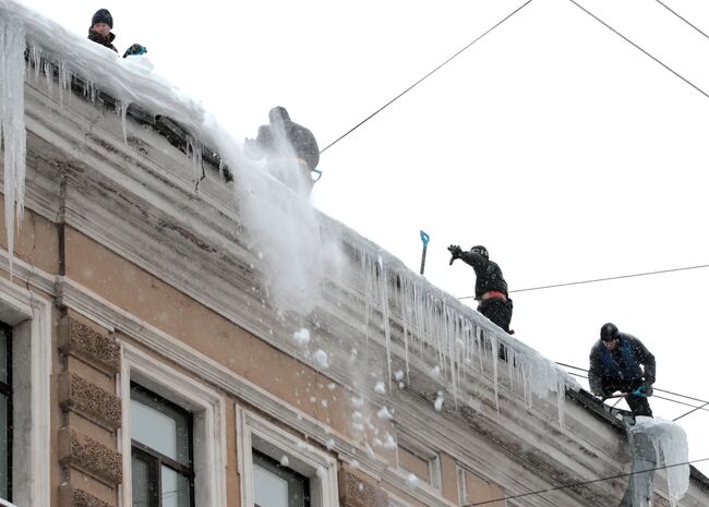 Уборка снега на улицах Санкт-Петербурга