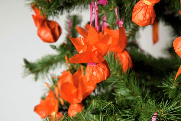 Новый взгляд на новогодний декор: цветы, павлины и конфеты 
