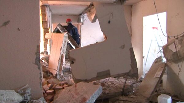 Спасатели разбирают завалы в доме, где после взрыва газа рухнули стены