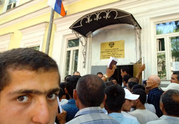 Трудовые мигранты в очереди у здания управления Федеральной миграционной службы России