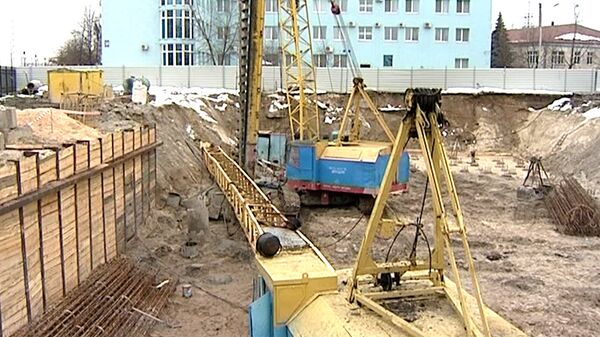 Стрела строительного крана рухнула в Киеве. Кадры с места происшествия 
