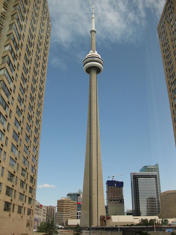 Телебашня CN Tower в Торонто в Канаде высотой 553 метра Телебашня CN Tower в Торонто в Канаде высотой 553 метра