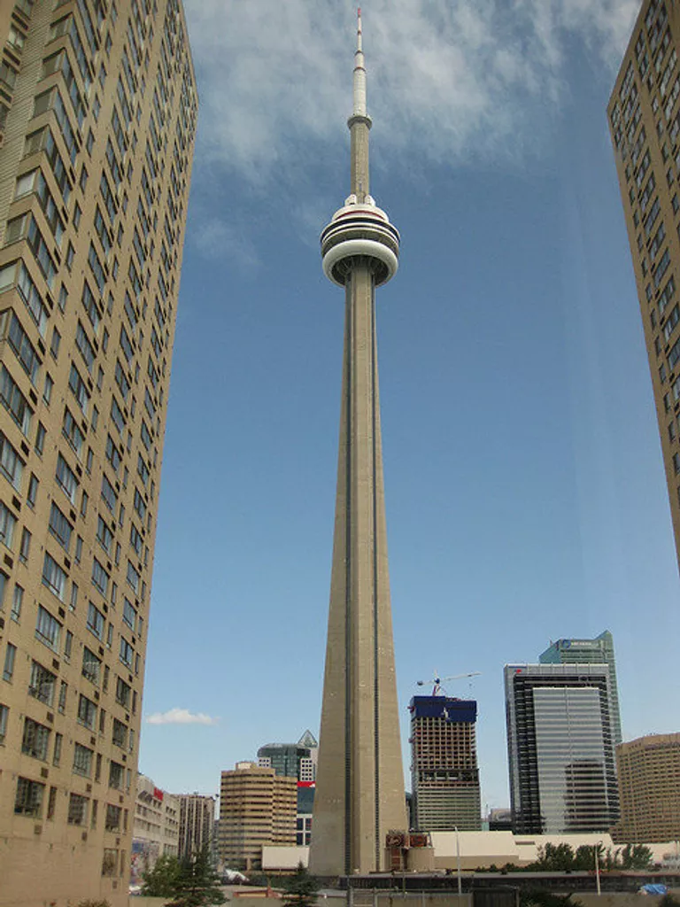 Телебашня CN Tower в Торонто в Канаде высотой 553 метра Телебашня CN Tower в Торонто в Канаде высотой 553 метра