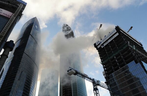 Пожар в строящемся небоскребе ОКО компании Capital Group (справа) на территории ММДЦ Москва-Сити в 2013 году.