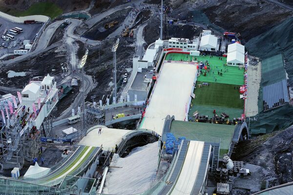 Вид на олимпийский комплекс трамплинов Русские горки в Сочи