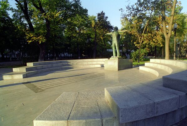 Памятник поэту и актеру Владимиру Высоцкому. Скульптор Геннадий Распопов