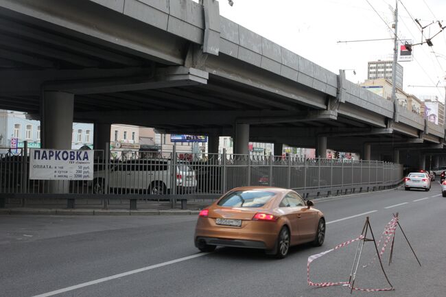 Парковка под мостом