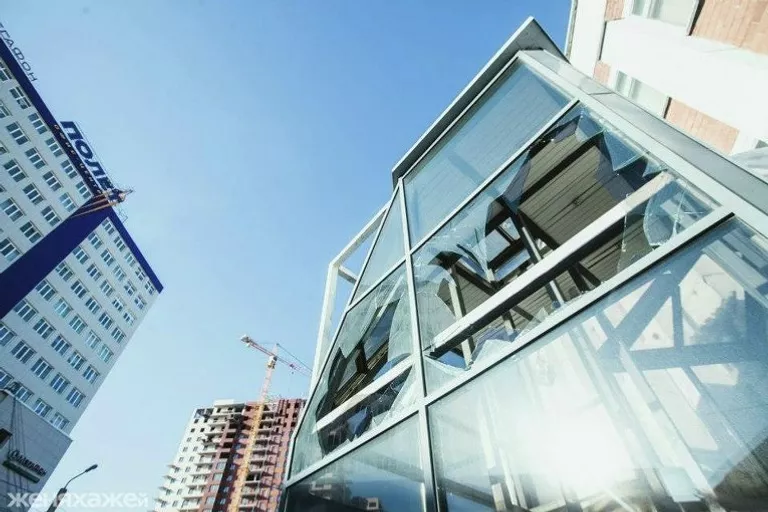 Последствия падения метеорита в Челябинске Последствия падения метеорита в Челябинске