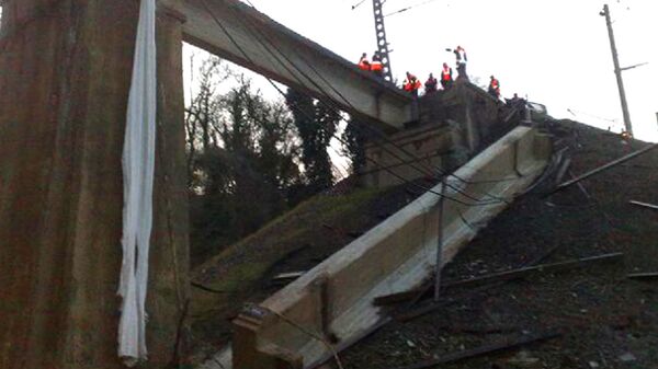 Рабочий пострадал при обрушении пролета моста в Сочи