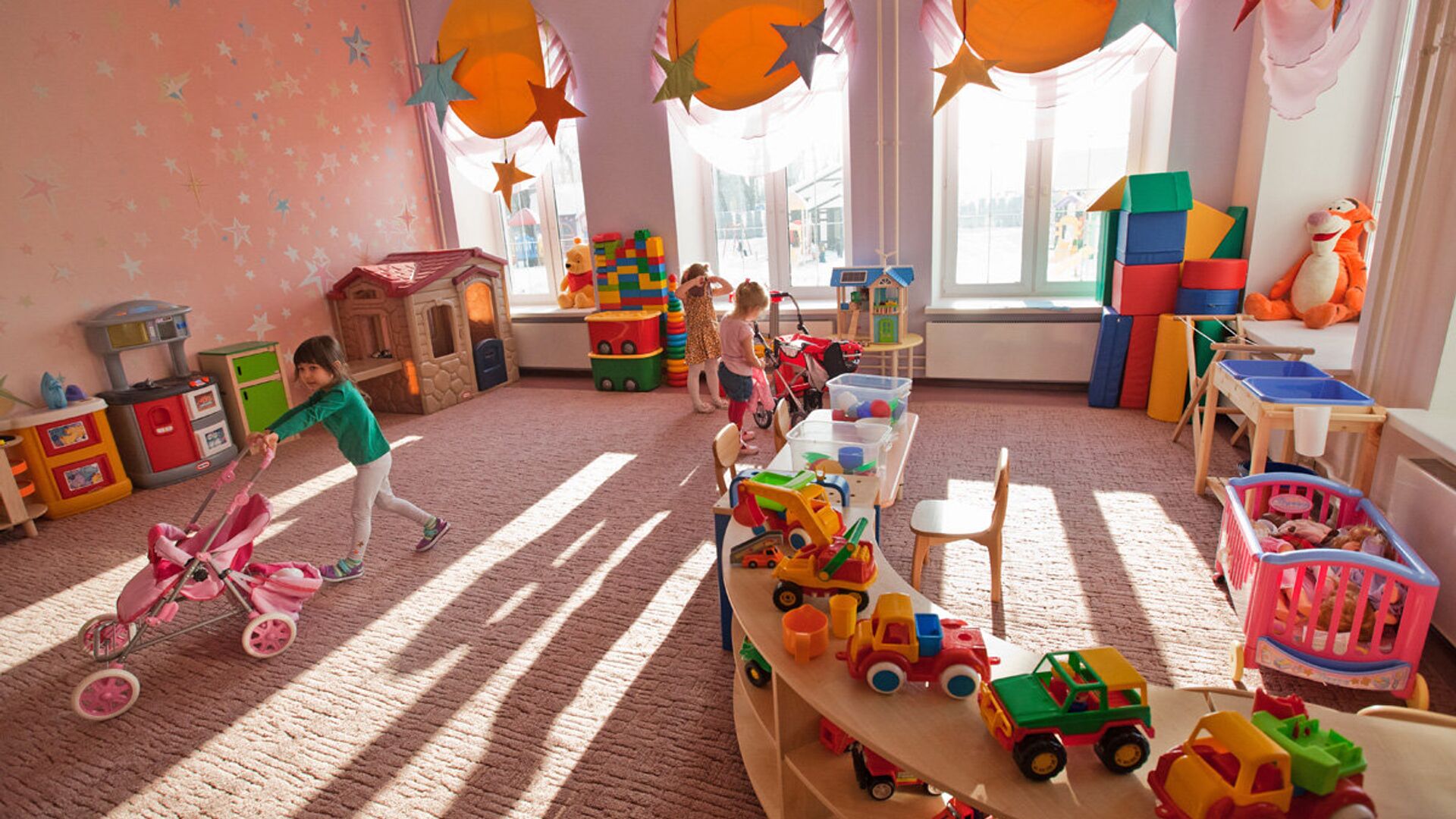 Почему закрывают садики. Детский сад за рубежом. Необычные детские сады Москвы. Детские сады за рубежом. Детские сады внутри группы.
