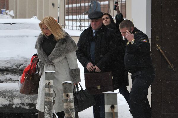 Евгения Васильева выходит из здания Хамовнического суда