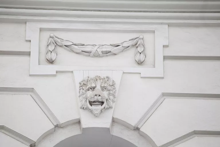 Улица Воздвиженка, дом 3/5, стр. 1. Дом Пашкова, львиные маски Улица Воздвиженка, дом 3/5, стр. 1. Дом Пашкова, львиные маски