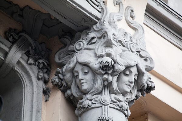 Улица Тверская, дом 12, тройные маски на колоннах.