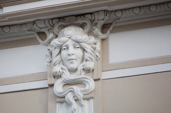 Улица Тверская, дом 12, тройные маски на колоннах.