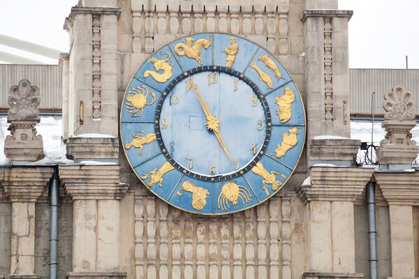 Часы на башне Казанского вокзала, Комсомольская площадь