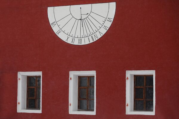 Солнечные часы в Новодевичьем монастыре
