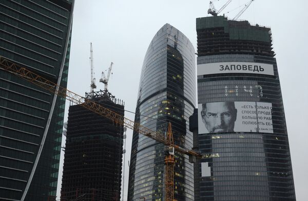 В Москве на башне Федерация вывешен портрет Стива Джобса