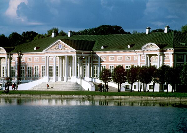 Дворец Петра Шереметьева, построенный под руководством архитектора К.И. Бланка, во второй половине XVIII века в стиле классицизма