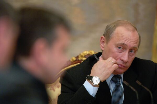 Путин во время совещания с членами правительства РФ в Кремле
