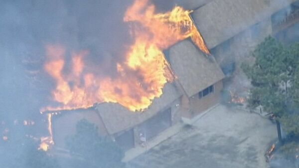 Десятки домов уничтожены природными пожарами в США. Съемка с воздуха