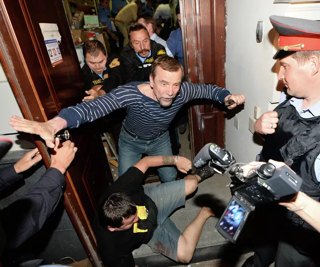 Полиция взяла штурмом офис движения За права человека в Москве