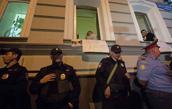 Полиция взяла штурмом офис движения За права человека в Москве