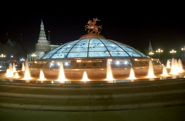 Главный фонтан Часы мира комплекса Охотный ряд на Манежной площади