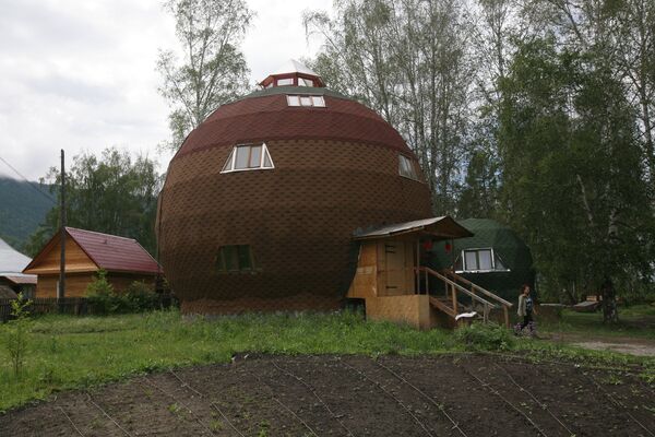 Дом-шар в Уймонской долине Горного Алтая