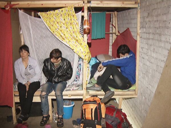 Как жили нелегальные мигранты до размещения в палаточном лагере