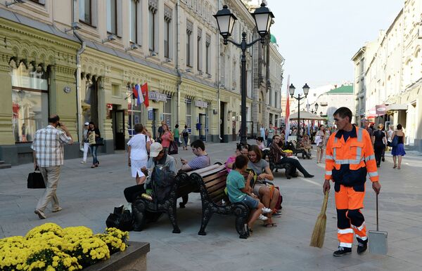Пешеходная зона на Никольской улице в Москве