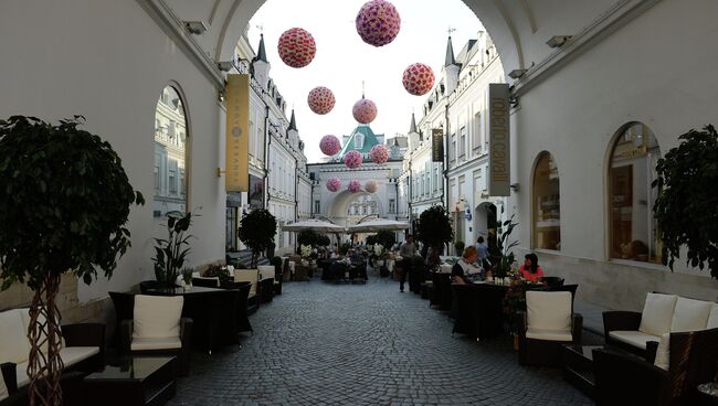 Пешеходная зона на Никольской улице в Москве