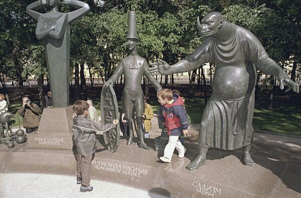 Фрагмент скульптуры М.Шемякина в сквере на Болотной площади в Москве