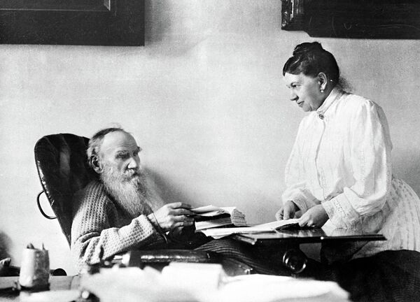 Л.Н.Толстой с женой в Ясной Поляне