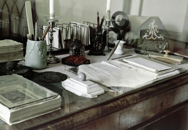 Письменный стол в кабинете писателя Толстого в музее-усадьбе Ясная Поляна
