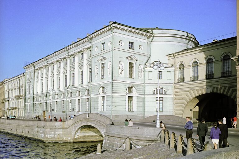 Эрмитажный театр с аркой через Зимнюю канавку