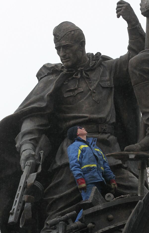 Монтаж памятника В борьбе против фашизма мы были вместе на Поклонной горе