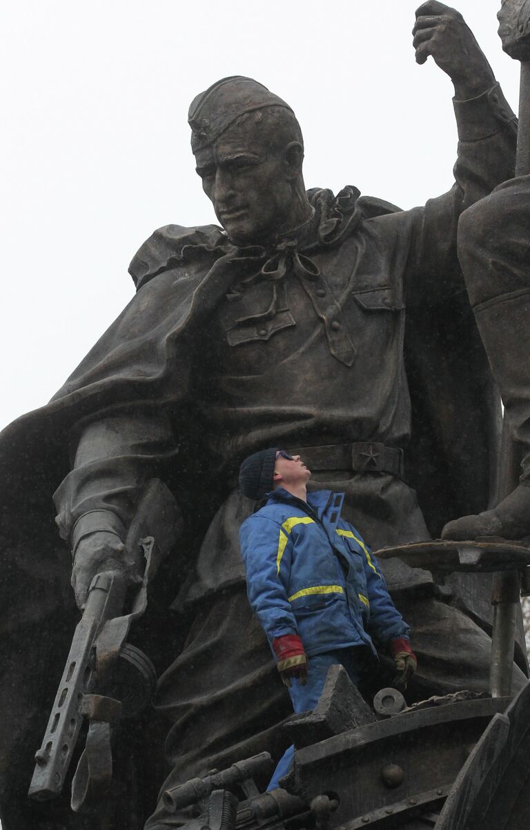 Монтаж памятника В борьбе против фашизма мы были вместе на Поклонной горе