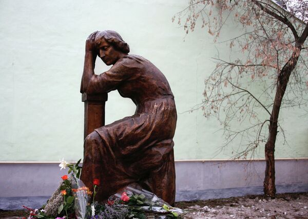 Памятник поэтессе М. Цветаевой открыт в Борисоглебском переулке