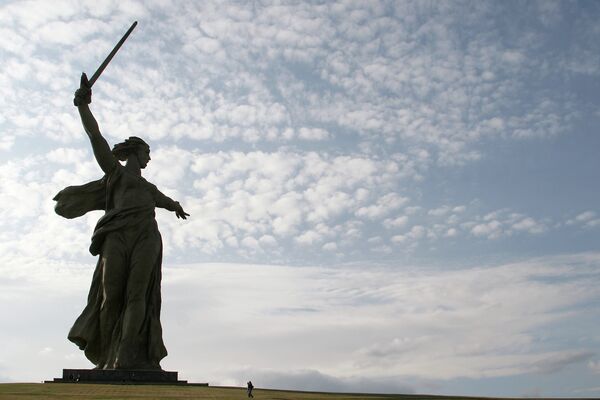 Монумент Родина-мать зовет в Волгограде