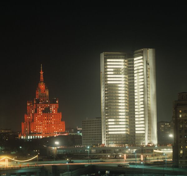 Панорама ночного города. Слева - здание гостиницы Украина, справа - здание Совета Экономической Взаимопомощи (СТ СЭВ)