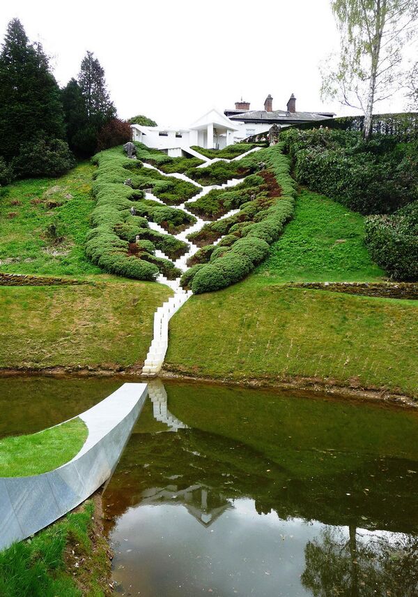 Лестница Каскад Вселенной украшает склон садов Дамфрис в Шотландии
