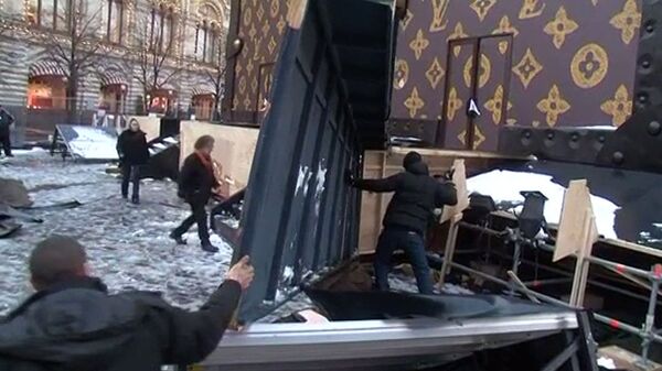 Рабочие вручную разбирали вызвавший скандал павильон-чемодан у Кремля