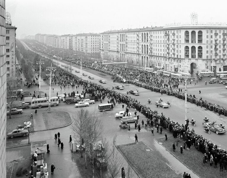 Москвичи приветствуют космонавта Георгия Берегового