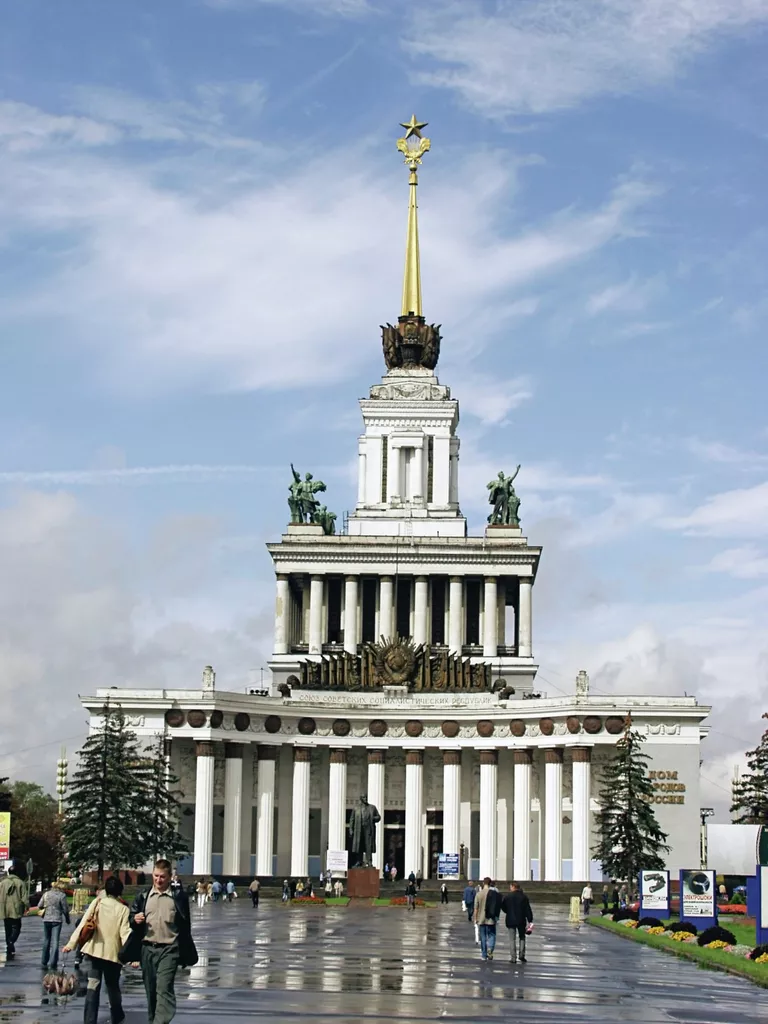 Центральная аллея на ВВЦ Центральная аллея на ВВЦ
