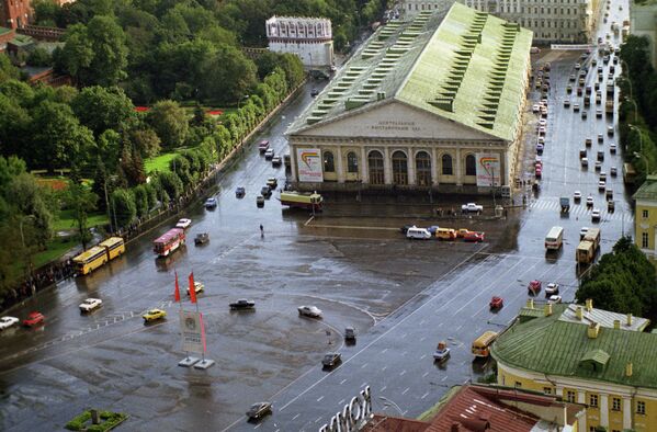 Вид на Центральный выставочный зал Манеж в Москве