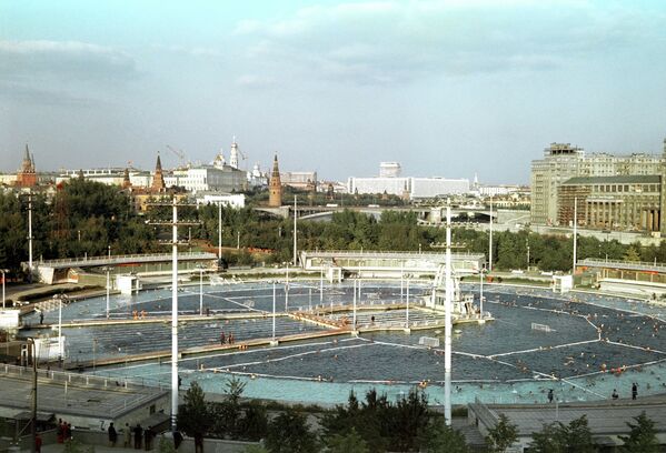Вид на плавательный бассейн Москва