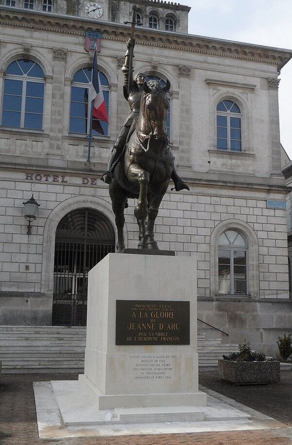 Памятник Жанне д'Арк в городе Вокулер