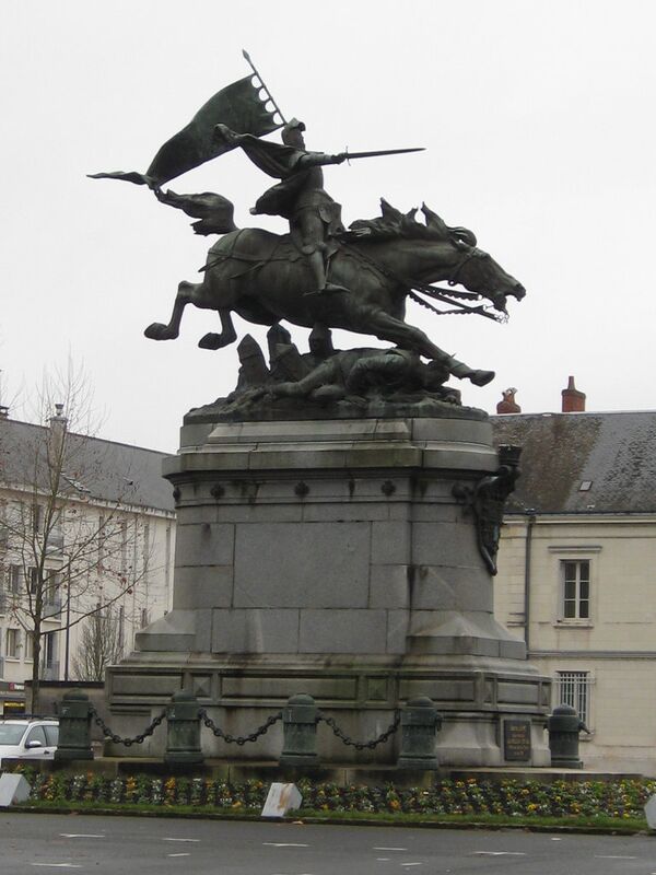 памятник Жанне д'Арк в замке Шинон