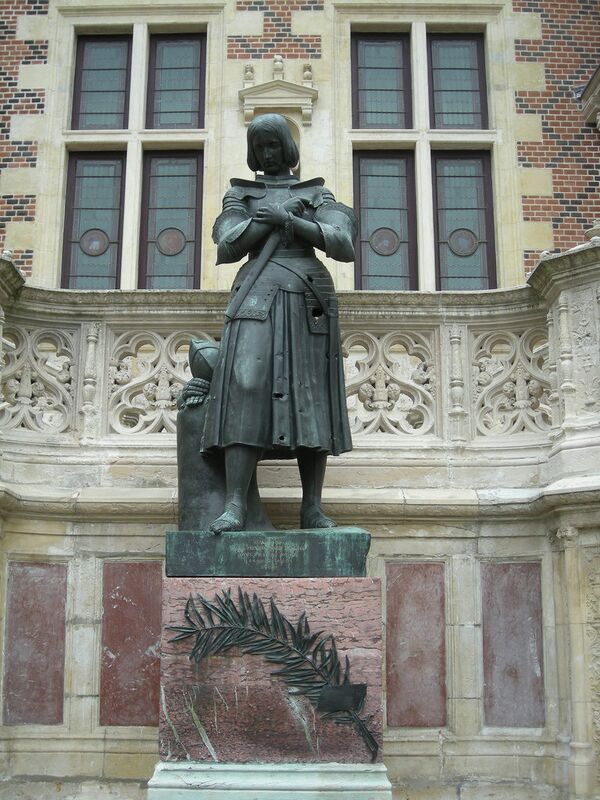 памятник Жанне д'Арк в парижском музее