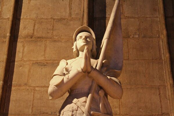 статуя Жанны д'Арк в Соборе парижской Богоматери